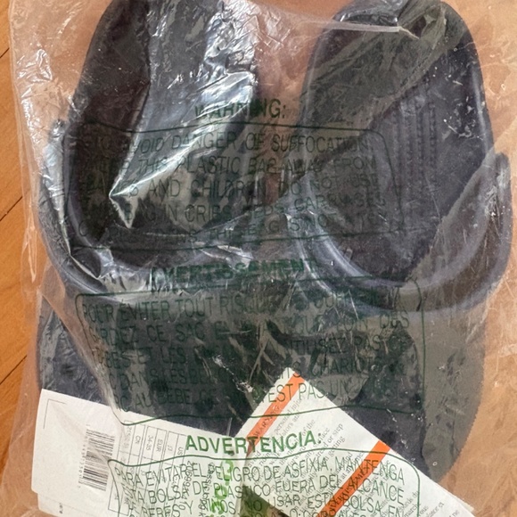 New in bag classic Navy Crocs size Juniors 3 (big kids) - Picture 1 of 2